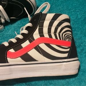Women’s Sz 10.5/Men’s Sz 9 Black/White/Coral Swirl Pattern High Top Vans